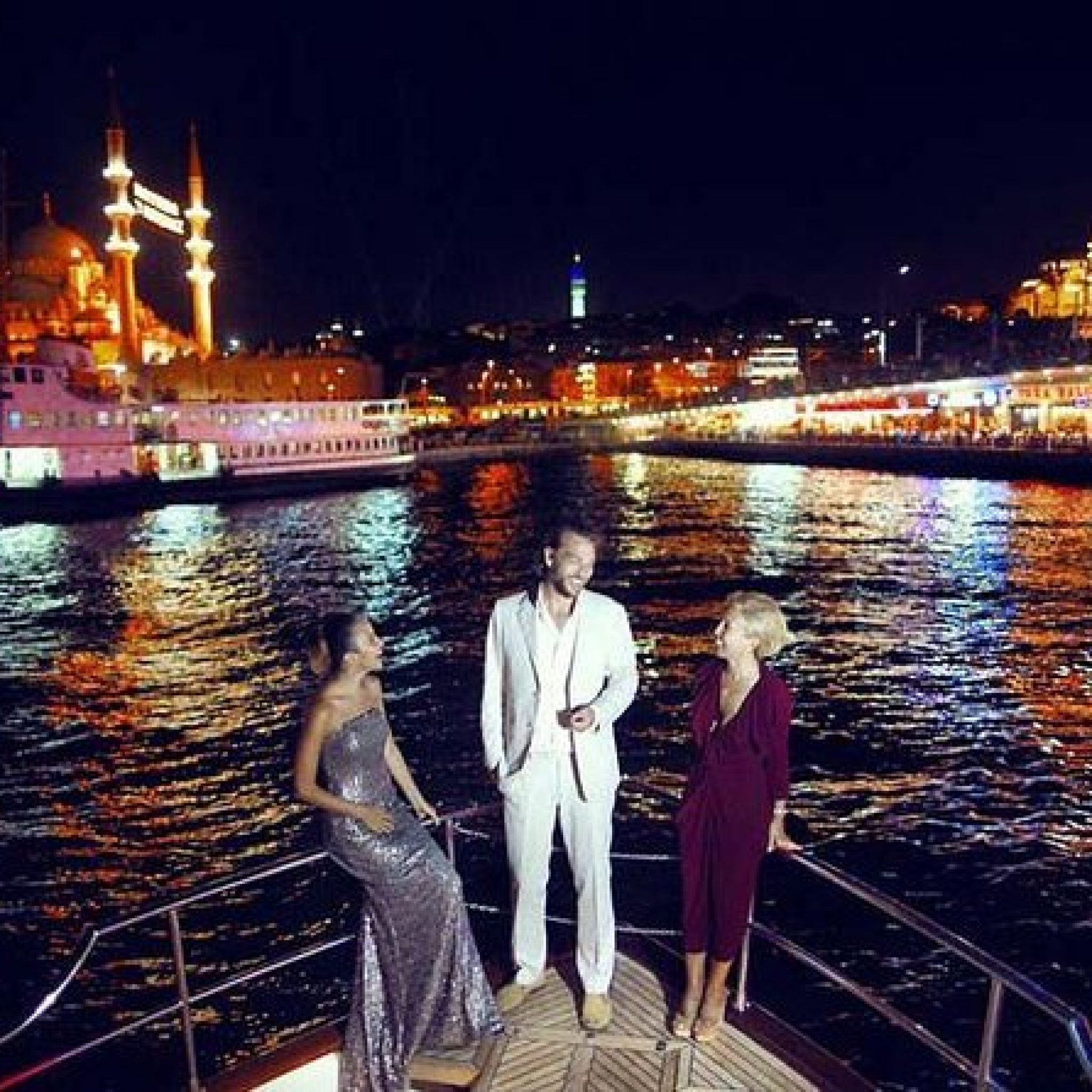 Один день в стамбуле спб. Ночной круиз Босфор Стамбул. Стамбул прогулка по Босфору круиз. Яхта Стамбул Босфор. Пролив Босфор Стамбул экскурсия.
